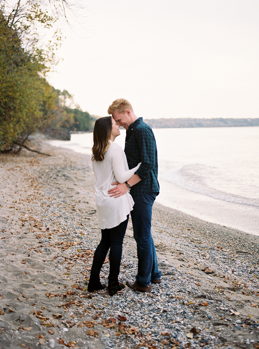 Romantic + plaid fall autumn engagement in Milwaukee, WI at a lakeshore park// photo by Laurelyn Savannah Photography
