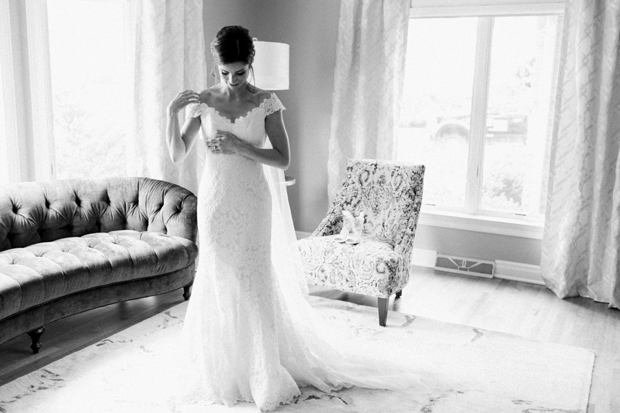 bride getting ready, discovery world summer lakeside elegant romantic wedding in milwaukee, wisconsin, photo by laurelyn savannah photography 3