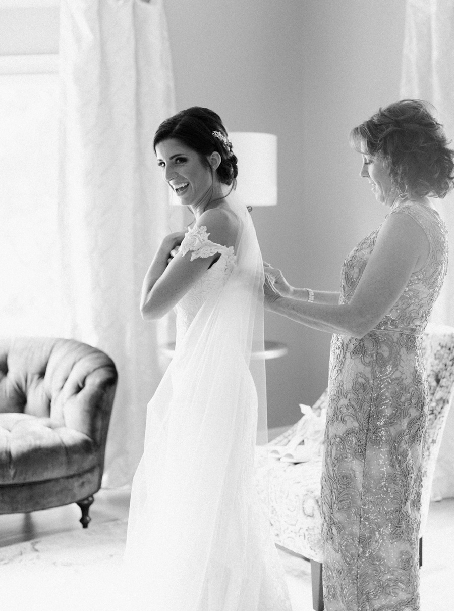 bride getting ready, discovery world summer lakeside elegant romantic wedding in milwaukee, wisconsin, photo by laurelyn savannah photography 4