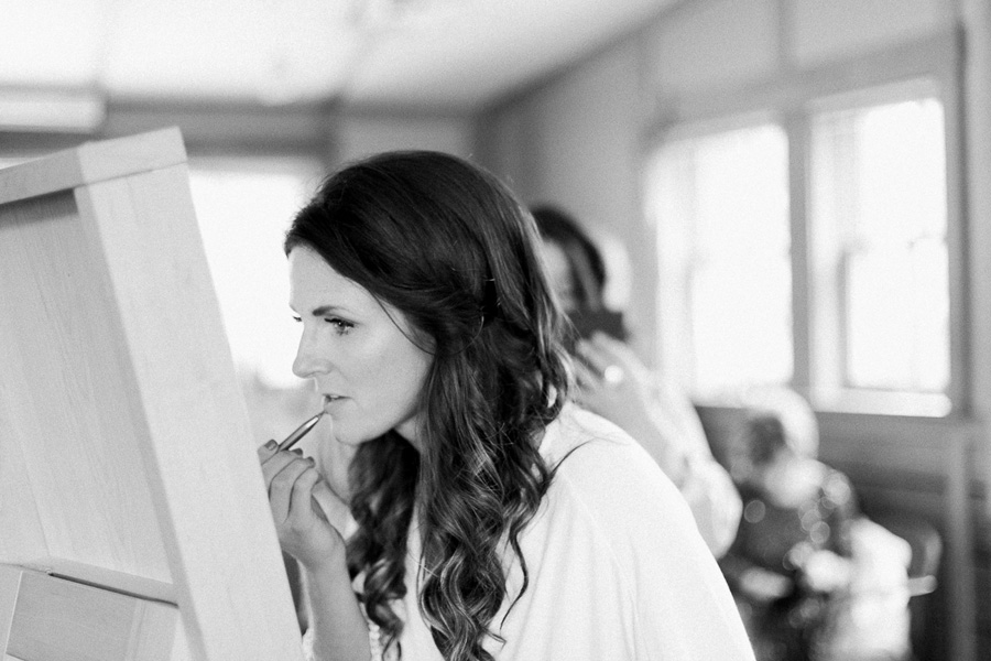 bride getting ready for a boho outdoor wedding at Schlitz Audubon Nature Center in Milwaukee, Wisconsin, photo by Laurelyn Savannah Photography 2