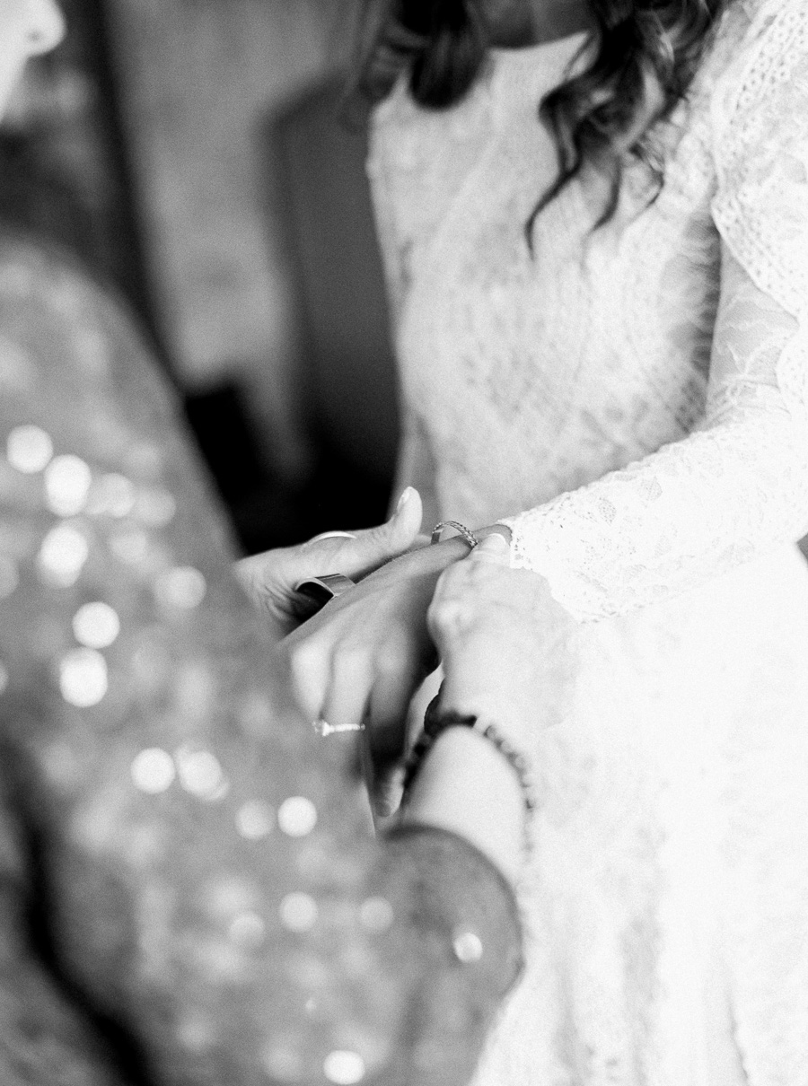 bride getting ready for a boho outdoor wedding at Schlitz Audubon Nature Center in Milwaukee, Wisconsin, photo by Laurelyn Savannah Photography 8