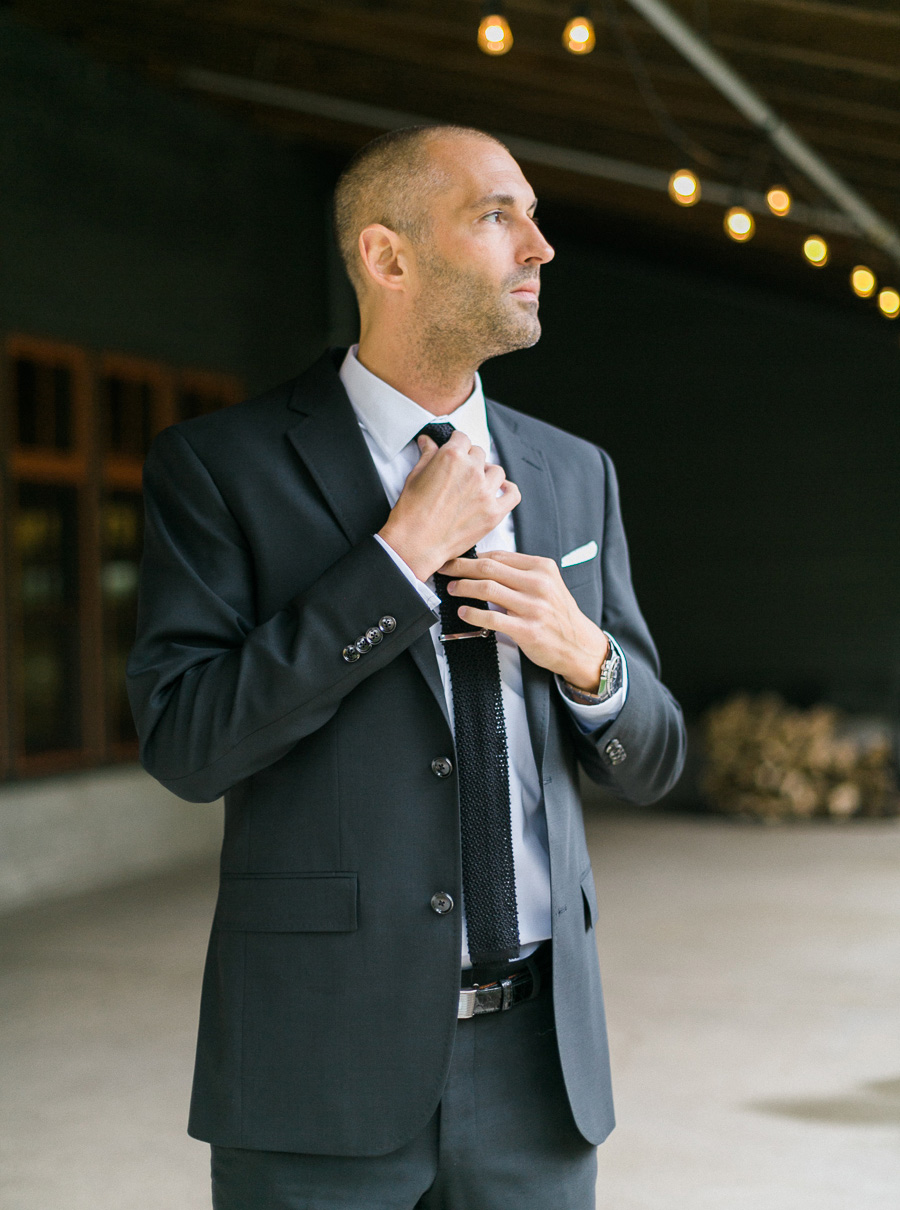 groom getting ready for a boho outdoor wedding at Schlitz Audubon Nature Center in Milwaukee, Wisconsin, photo by Laurelyn Savannah Photography 11
