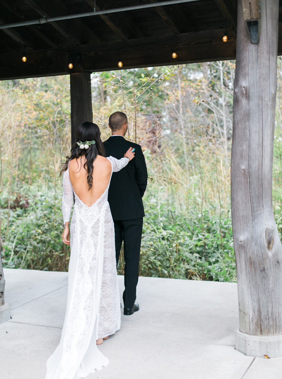 first look at a boho outdoor wedding at Schlitz Audubon Nature Center in Milwaukee, Wisconsin, photo by Laurelyn Savannah Photography 13