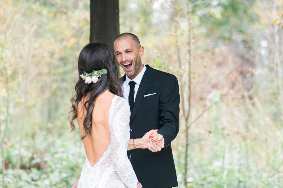 first look at a boho outdoor wedding at Schlitz Audubon Nature Center in Milwaukee, Wisconsin, photo by Laurelyn Savannah Photography 14