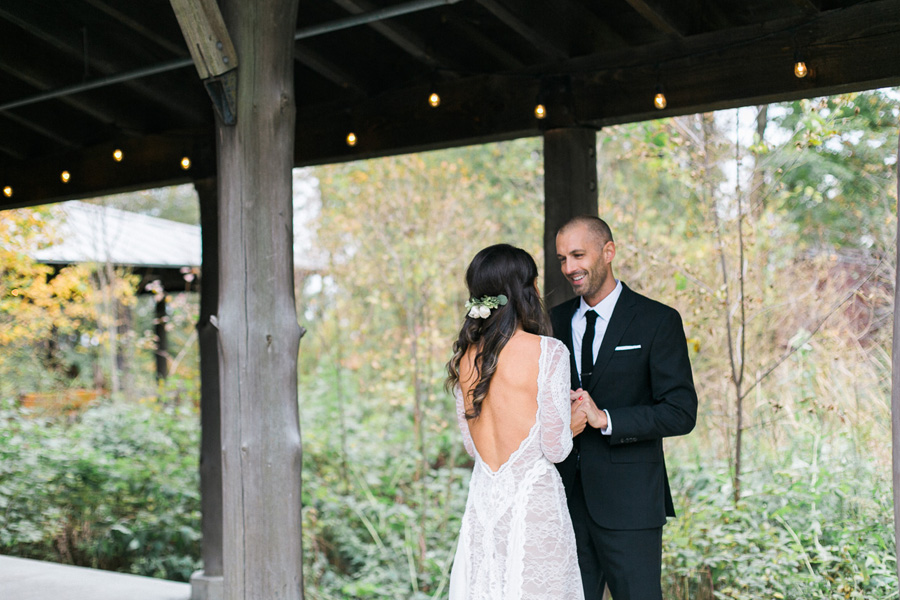 first look at a boho outdoor wedding at Schlitz Audubon Nature Center in Milwaukee, Wisconsin, photo by Laurelyn Savannah Photography 15