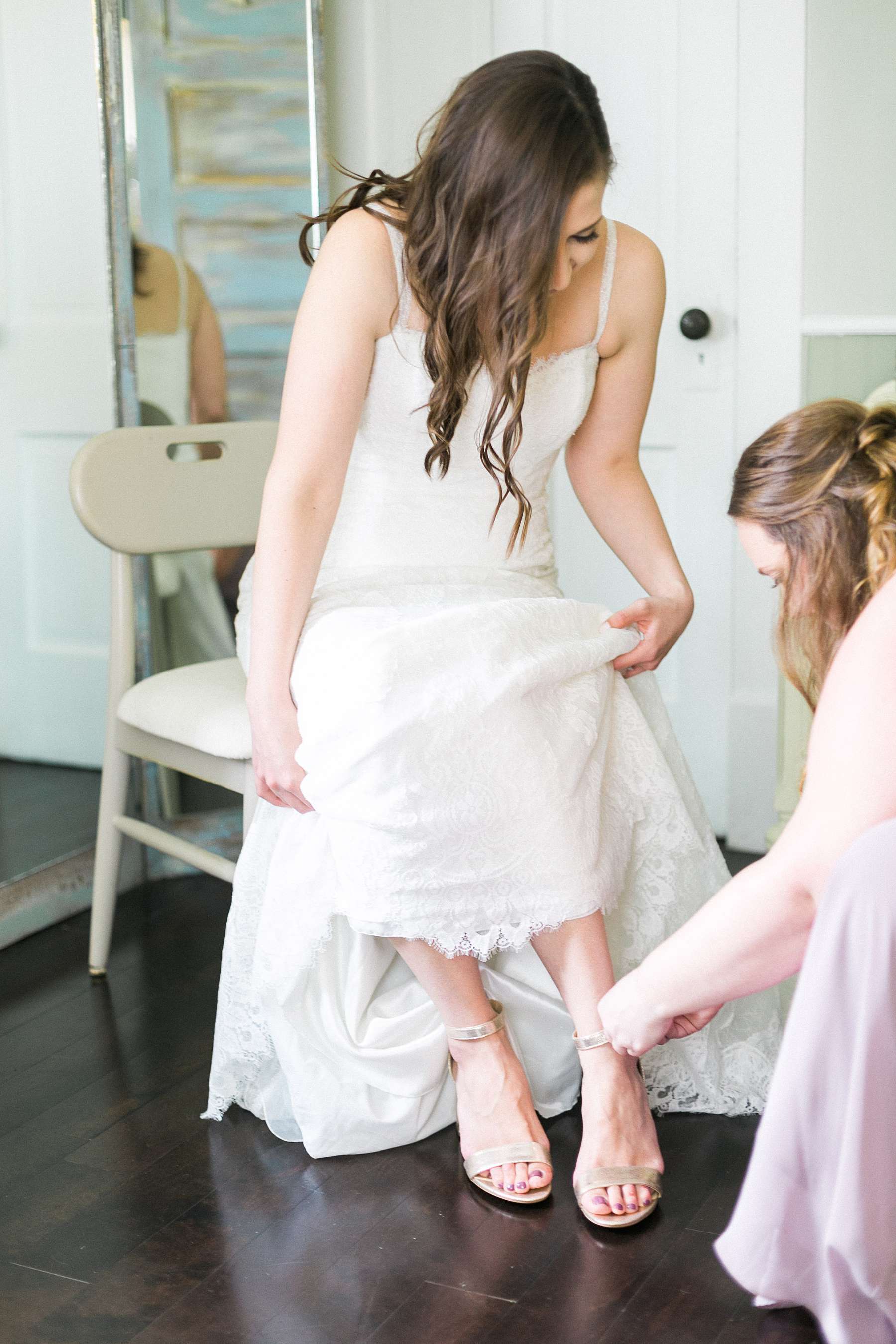 bride getting ready, rustic romantic wedding at over the vines with midwestern bride, photo by laurelyn savannah photography