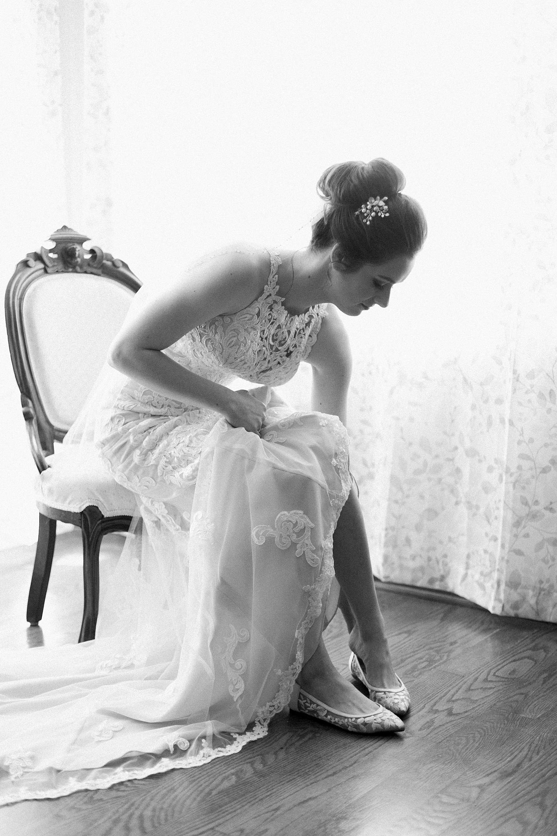bride getting ready, rustic romantic wedding at the landing 1841, photo by laurelyn savannah photography