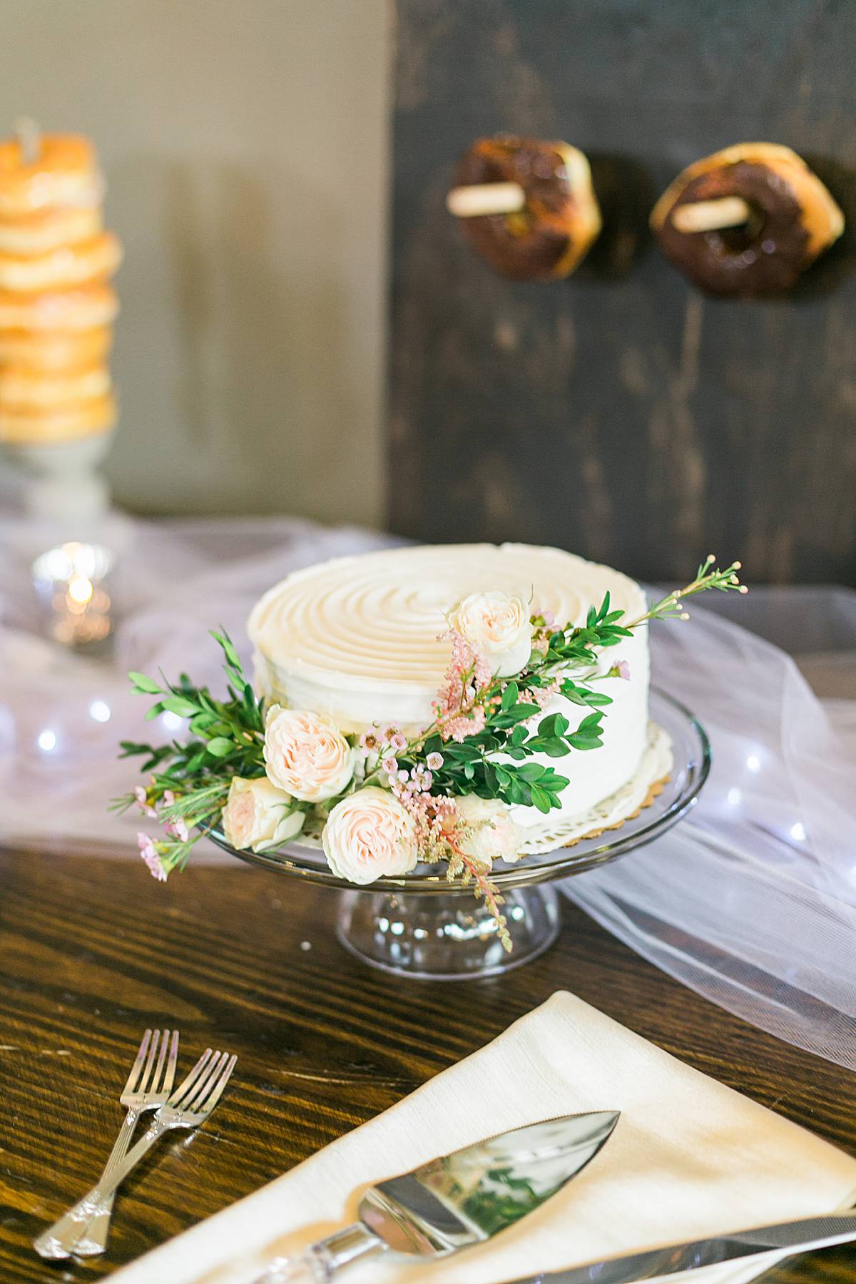 cake, romantic lavender wisconsin wedding at mercantile hall, photo by laurelyn savannah photography