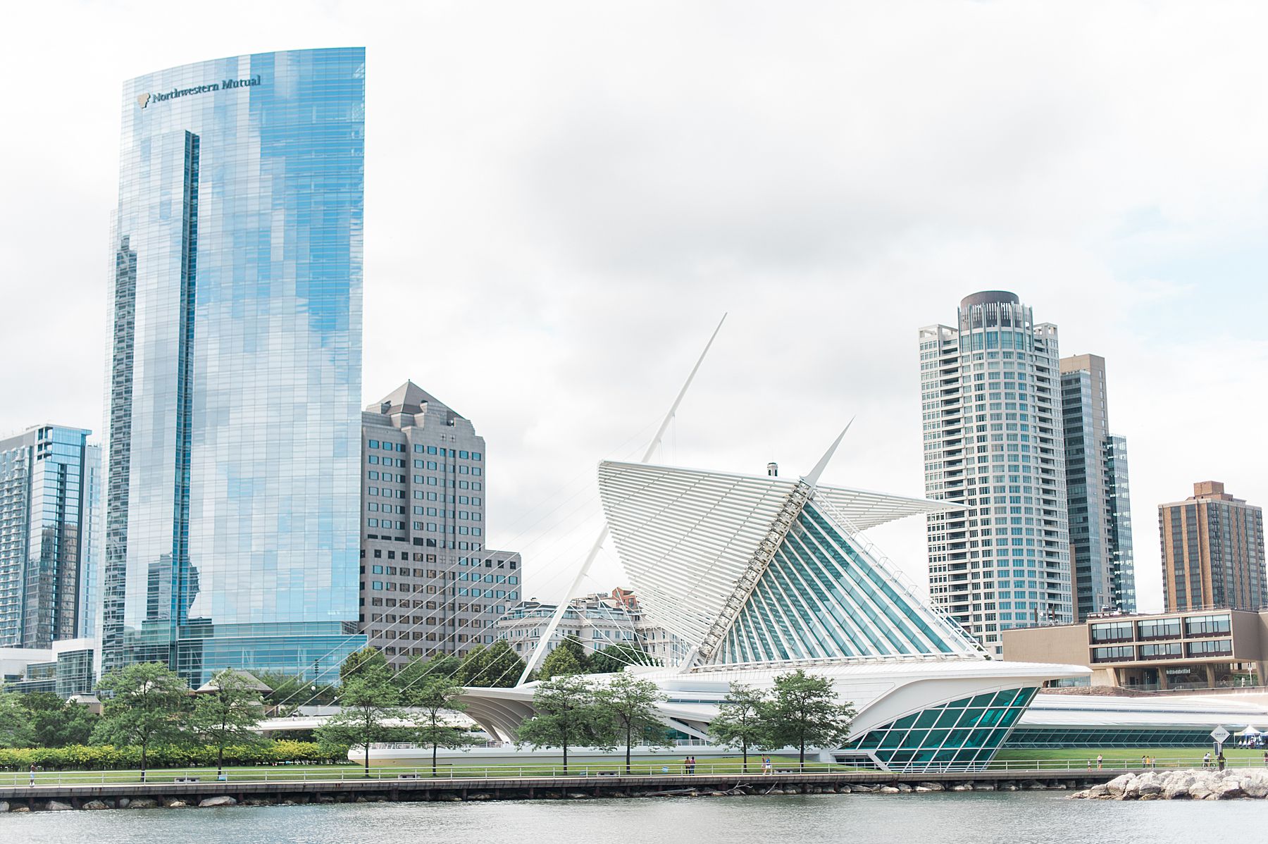 milwaukee skyline with milwaukee art museum and lake michigan in the bridal portraits photo ideas for wisconsin