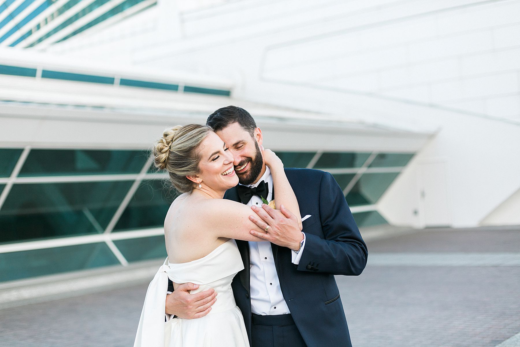wedding couples newlywed portraits photos at modern minimal milwaukee art museum architectural gem on lake michigan in downtown