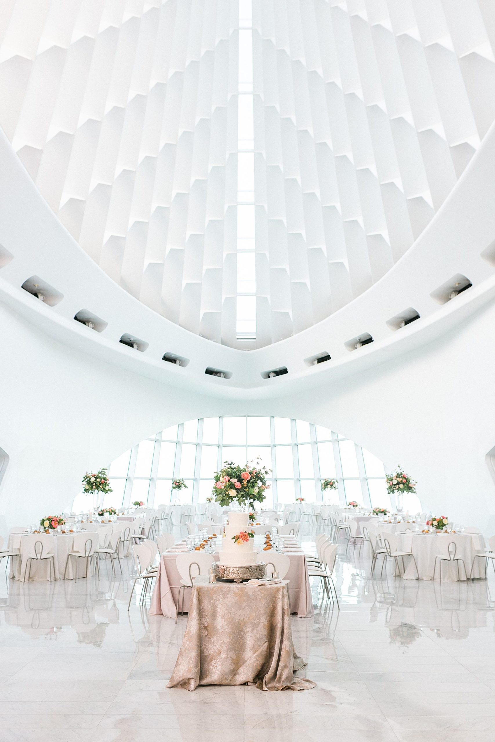 elegant wedding reception at modern minimal milwaukee art museum architectural gem on lake michigan in downtown