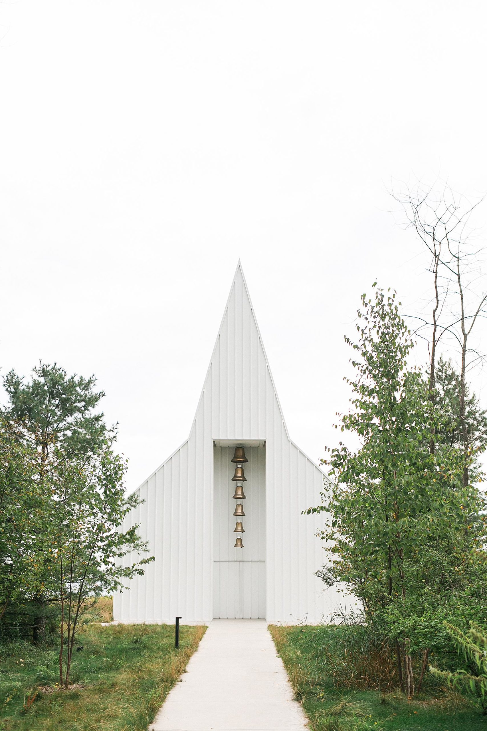 traditional white chapel for wedding ceremony at straits chapel in kohler wisconsin